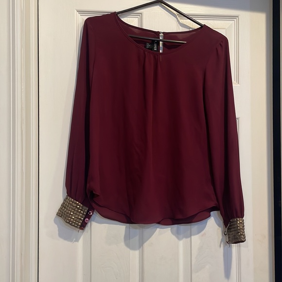 Maroon Shirt-Top with gold details on the sleeve - Picture 5 of 5